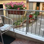 Town לינה וארוחת בוקר